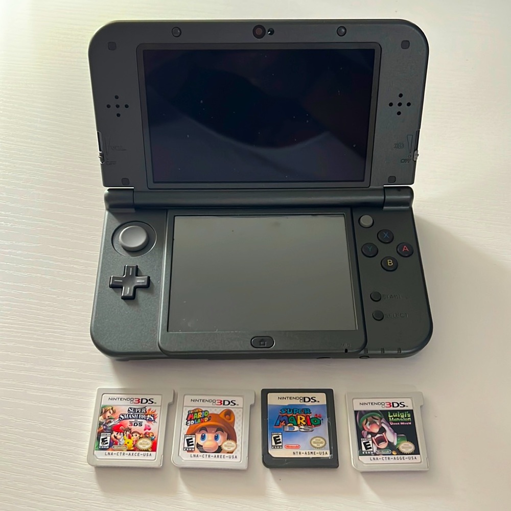 Nintendo 3DS BUNDLE! 4 games and Zelda Case
